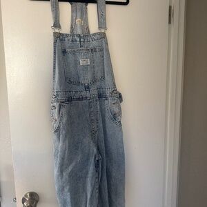Levi’s light washed overalls (M)